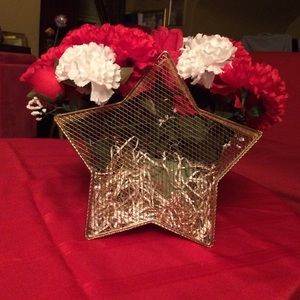 Gold Star shaped wire basket. White & red flowers