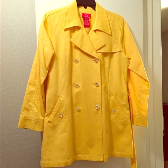 Pretty yellow, light coat