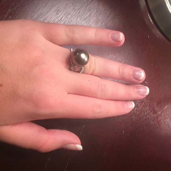 Faux Gray Pearl ring - Picture 1 of 3
