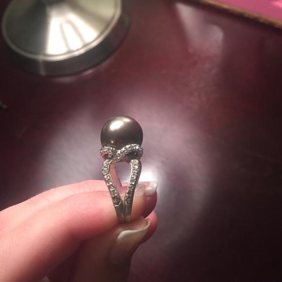Faux Gray Pearl ring - Picture 2 of 3