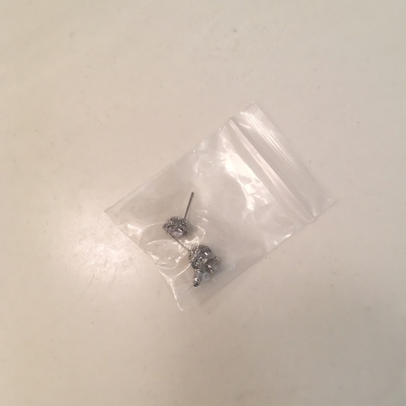 CZ High Quality Stud Earrings. 2xHP - Picture 3 of 4