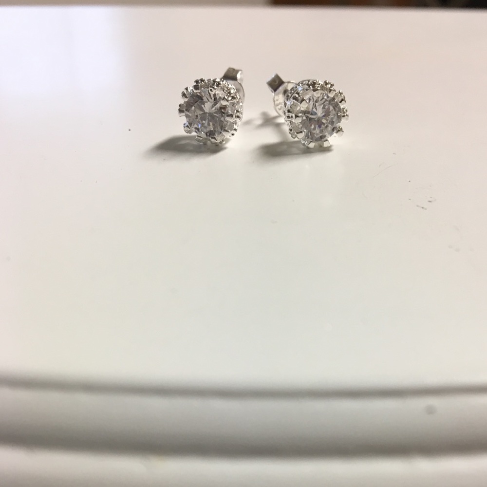 📍CZ Quality Stud Earrings - Picture 3 of 4