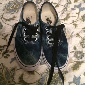 Vans youth size 2.5. Equivalent to a womens size 5