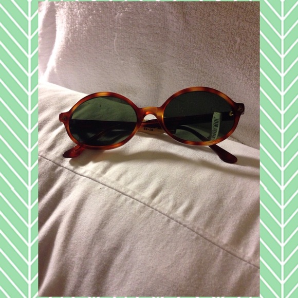 Soline Accessories - 🎉HOST PICK 10/3🎉NWT Vintage Basile Sunglasses 😎