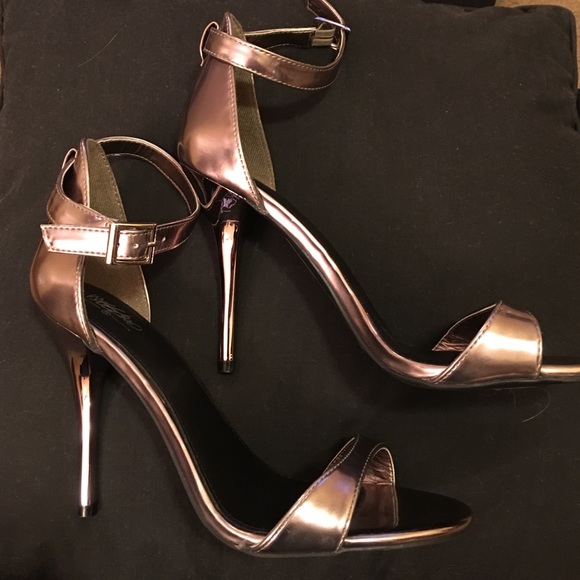 🎉Host Pick🎉 Chrome colored strappy heels - Picture 2 of 3