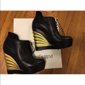 SOLD! Pre-owned Yves Saint Laurent booties size 6