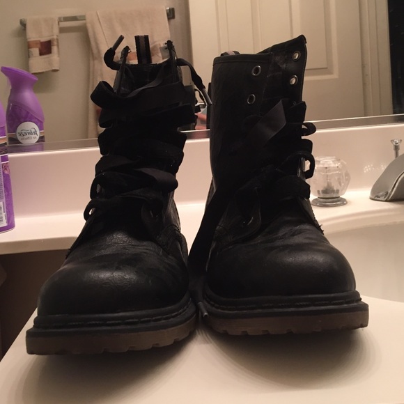 Black Dr martin shoes with velvety laces