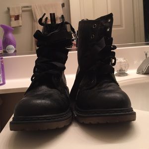 Black Dr martin shoes with velvety laces