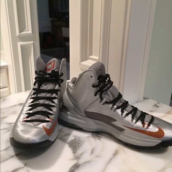 A BN Men's pair of  KD Basketball Shoes, size 10.5
