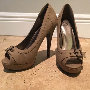 Peep toe platform pumps with buckle