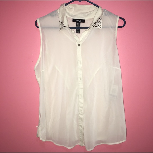 White sleeveless shirt