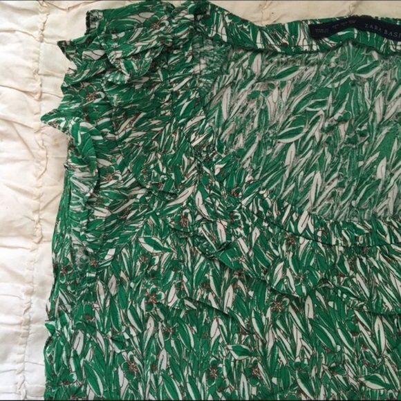 ⭐️Zara Basic Ruffle Top - Picture 2 of 4