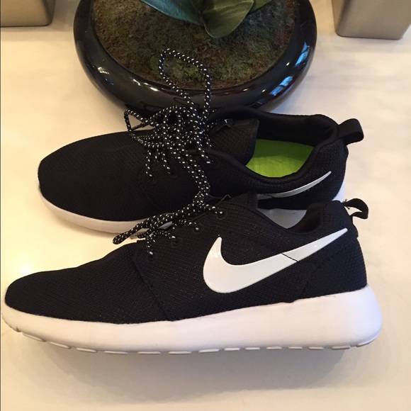 Nike Shoes - Black roshe run