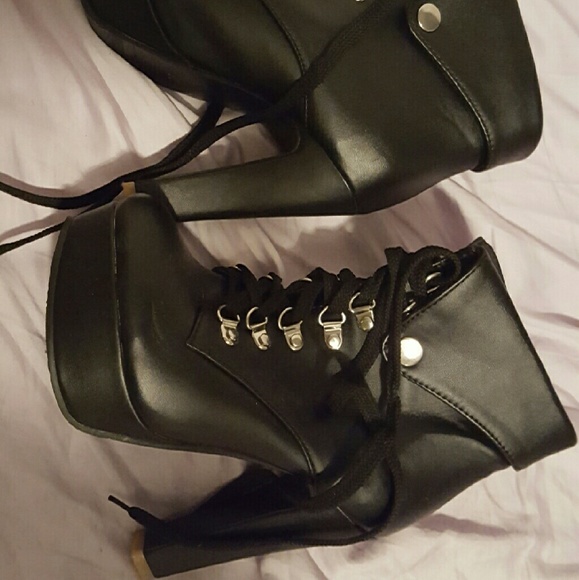 Size 7 Black Lace Up Boots