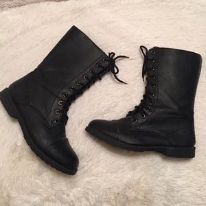 Black Combat Boots! SIZE 7! (: