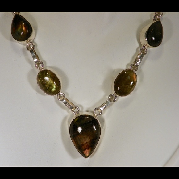Shiny Laster Labradorite Necklace
