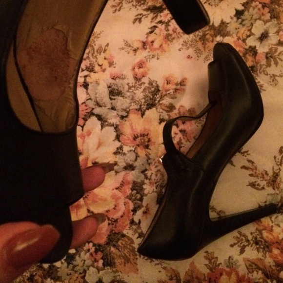 Heels - Picture 2 of 3