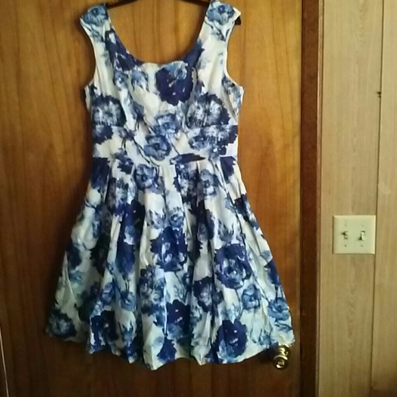 This dress is very beautiful! It has a full skirt.