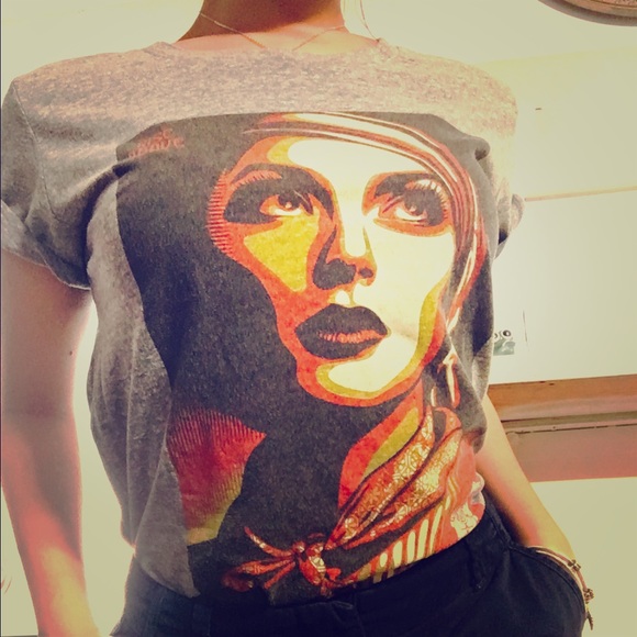 Obey t shirt Medium