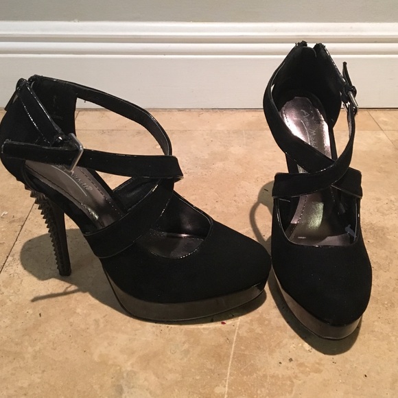 Spiky heel pumps