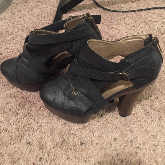 Qupid black buckle booties