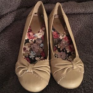 Tan, size 6, small heel