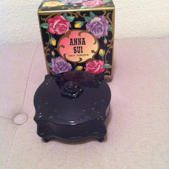 Anna sui loose face powder.