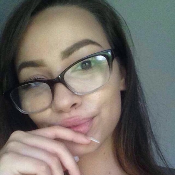 Meet your Posher, Laraine