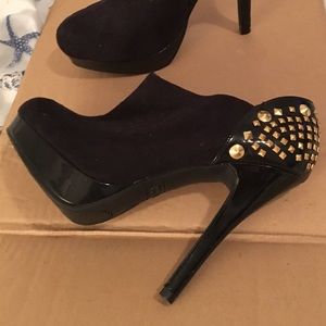 Bongo black suede studded pumps