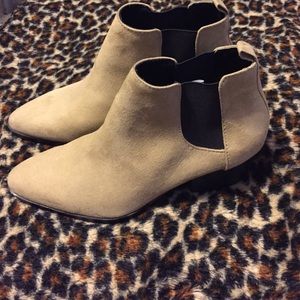 💕Cream color, black details booties💕
