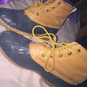 PERFECT LOOK ALIKE BEAN BOOTS SIZE 9 !!