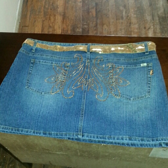 Fashion statement plus size mini skirt with sequin - Picture 3 of 4