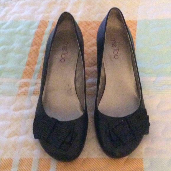 Black pumps 2 1/2 in heel