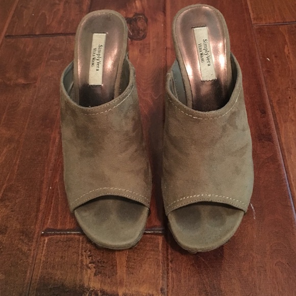 Vera Wang open toe suede heels - Picture 1 of 3