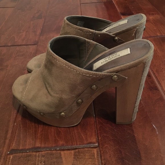 Vera Wang open toe suede heels - Picture 2 of 3