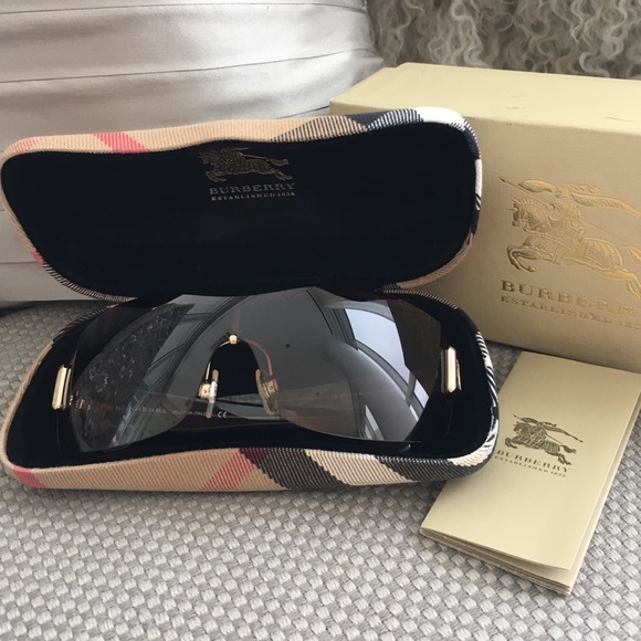 *Pre-Loved* Authentic Burberry Sunglasses & Case
