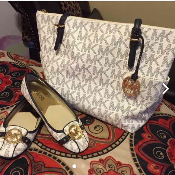 Mk pocketbook w/shoes (Authentic MK)