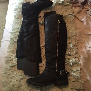 Adorable black suede boots! Perfect for Fall.