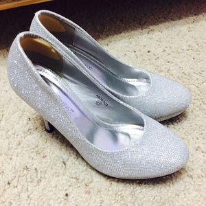 👠 David's Bridal Silver Sparkle Heels 👠