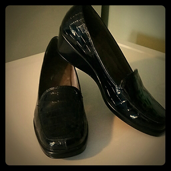 Black wedge shoes