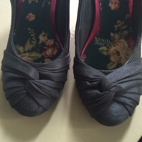 Rocket Dog dark gray silk heels 7.5M