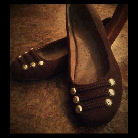 Cliffs by White Mountain Brown Ballet Flats