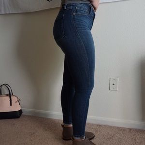 Gently worn Lucky Brand jeans.