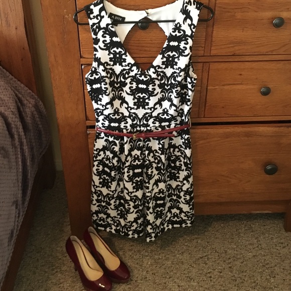 A. Byers Dresses & Skirts - A. Byers flattering dress with open back