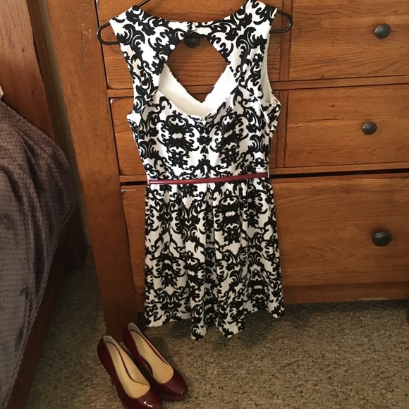 A. Byers flattering dress with open back - Picture 2 of 4