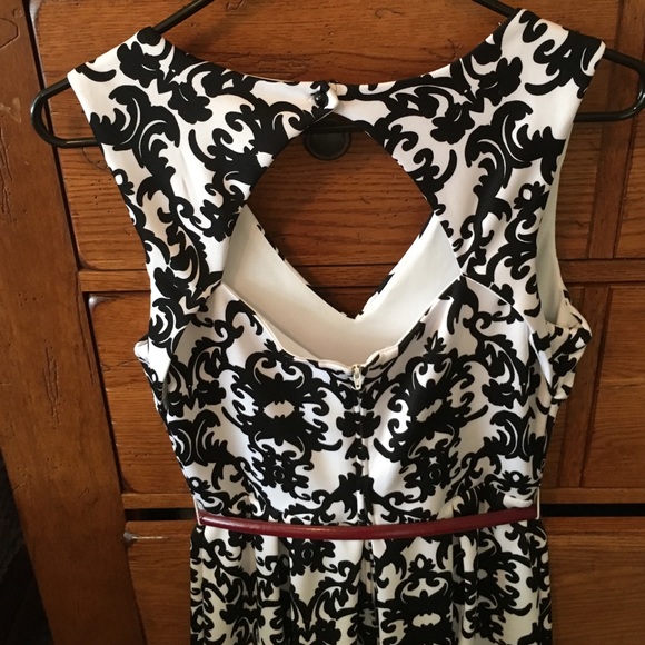 A. Byers flattering dress with open back - Picture 3 of 4