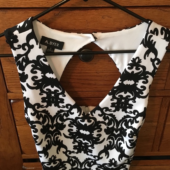 A. Byers flattering dress with open back - Picture 4 of 4