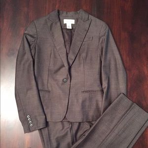 Smart and stylish Calvin Klein 2 piece suit.