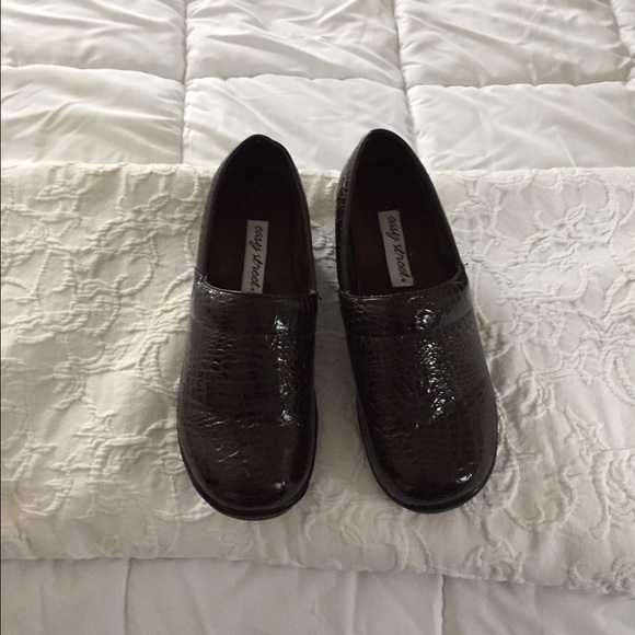 Nice, dark brown clog. In good shape;look at pics - Picture 1 of 4