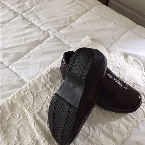 Nice, dark brown clog. In good shape;look at pics - Picture 2 of 4